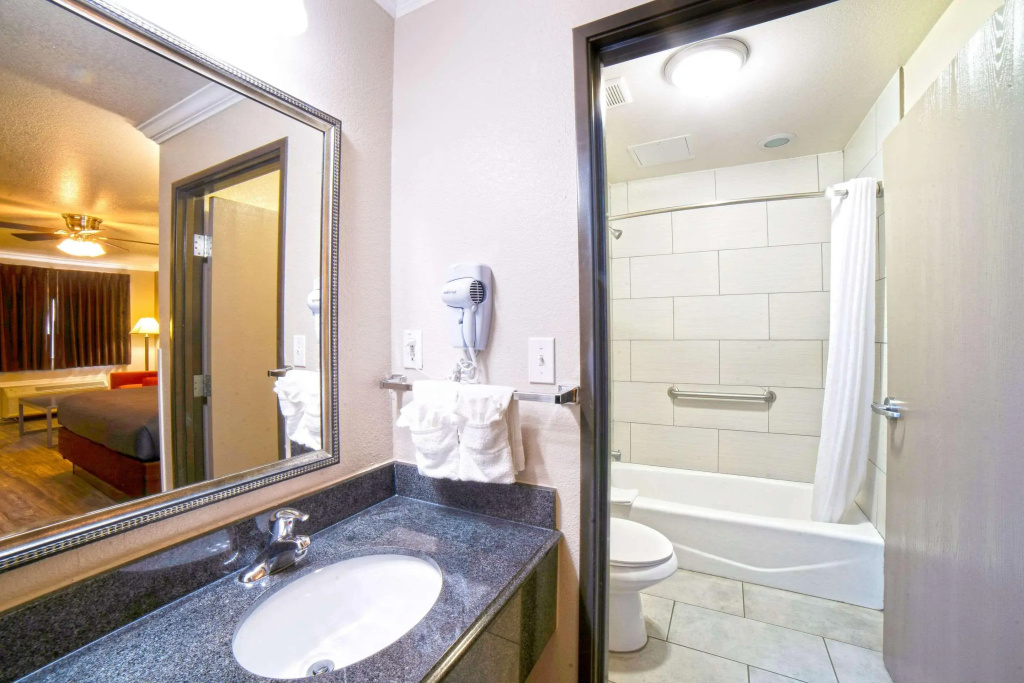 Econo Lodge Inn & Suites Corpus Christi