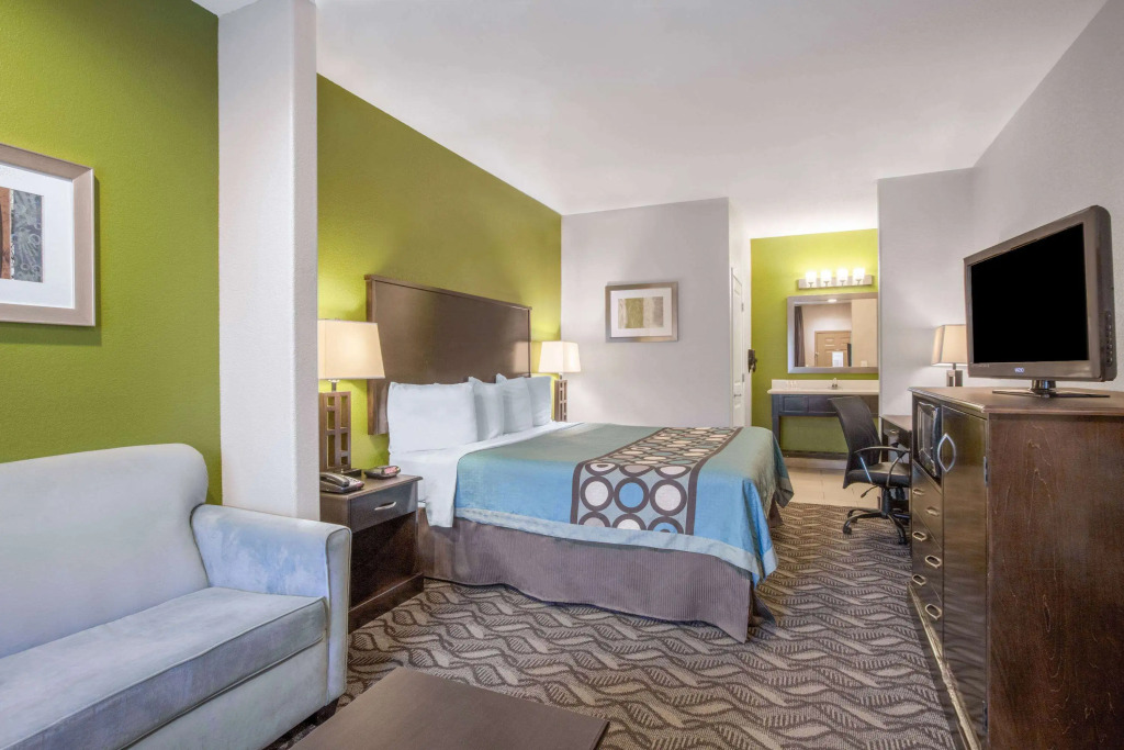 Super 8 by Wyndham Mansfield LA