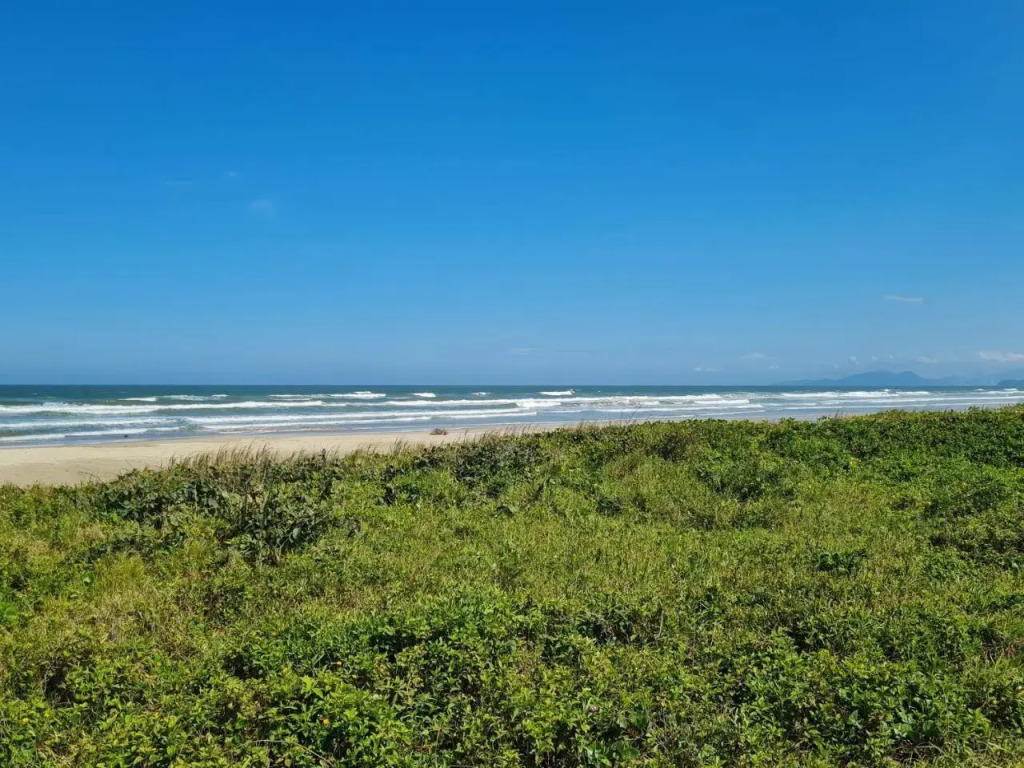 Ampla casa com 5 quartos e vista para o mar
