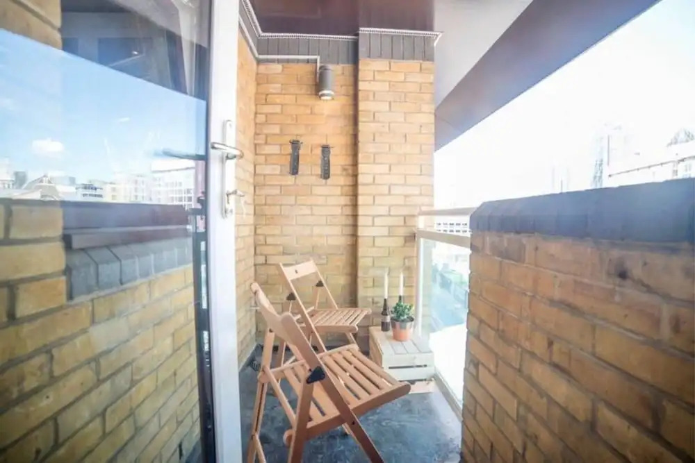 Central 1 Bedroom Apartment Near Tower Hill With Balcony