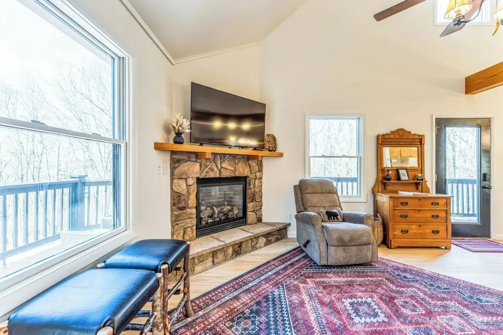 'the Eagles Nest at Alpine' Cabin w/ Fireplace!