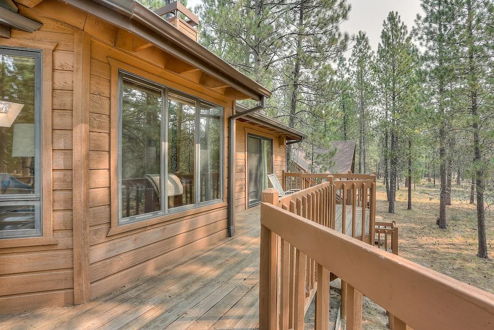 7 Cedar Private Cul-de-sac include Hot Tub with Forest View by RedAwning