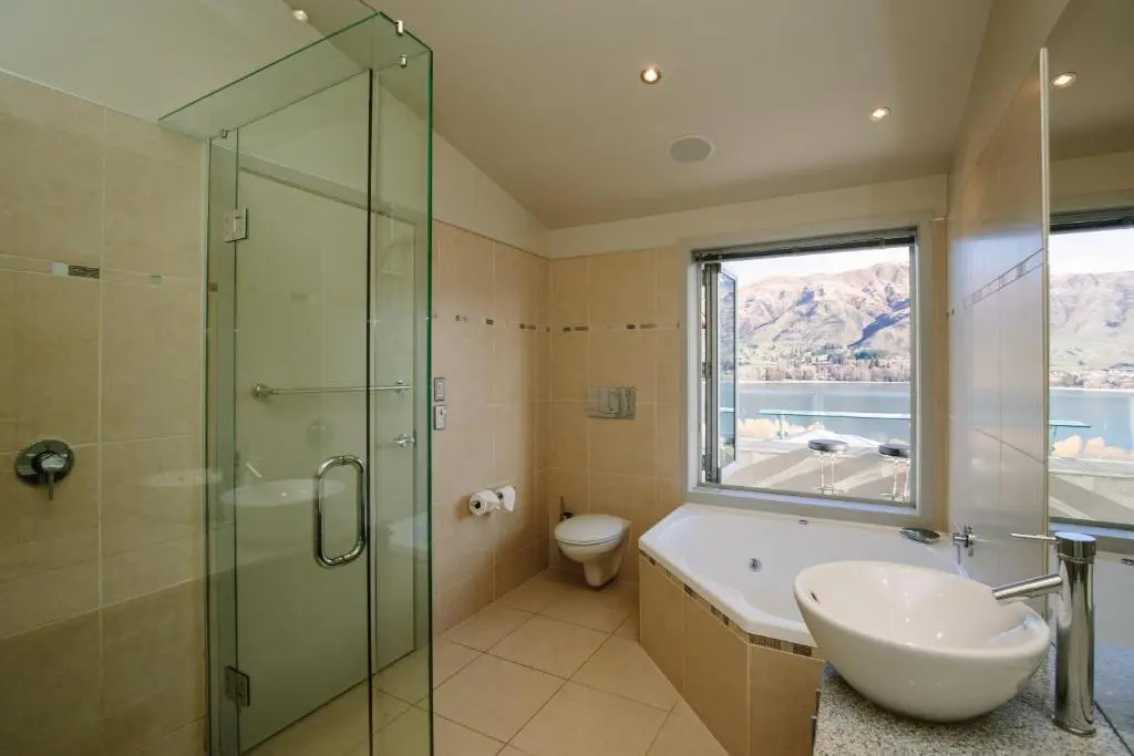 Lakeview Heights Luxury Apartment 2
