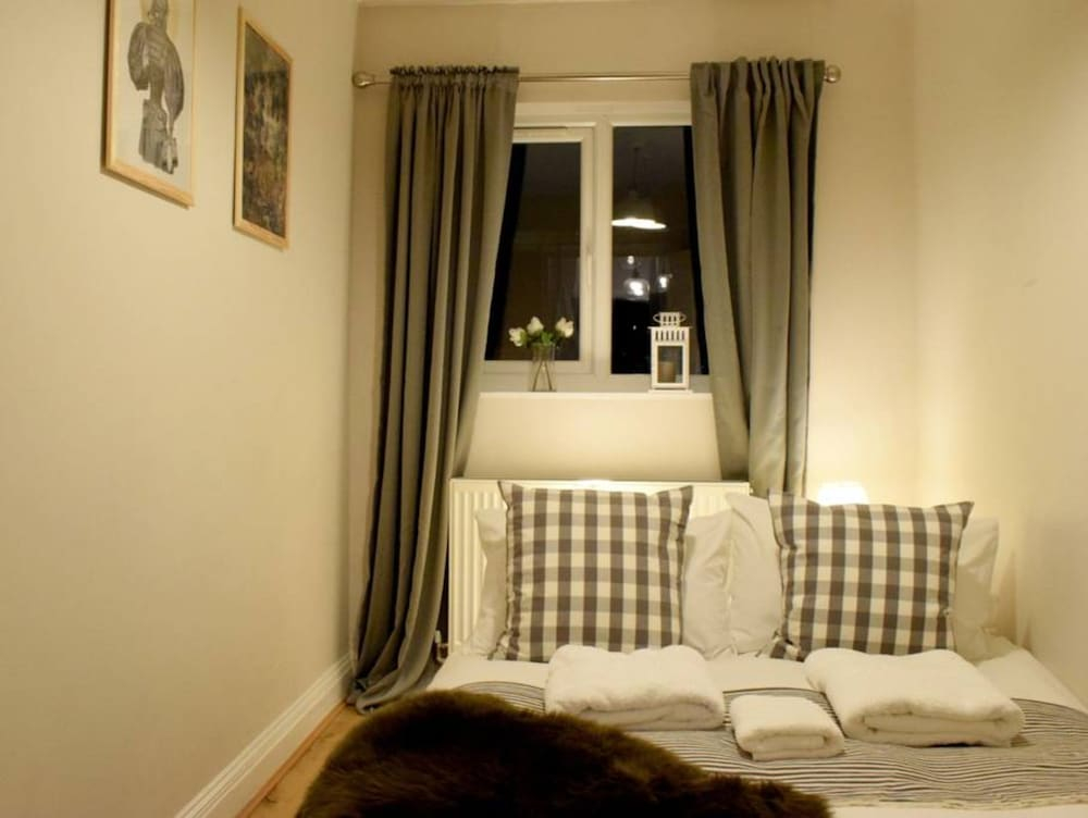 3 Bedroom Flat in Parsons Green With Roof Terrace