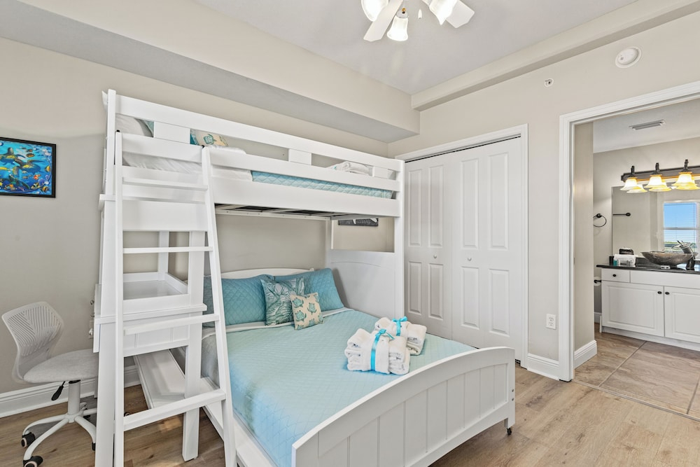 Splash, Relax & Repeat at Dolphin View Retreat! Beachfront! Sleeps 9!
