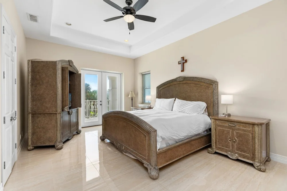Kar - Private House Just Steps From Beach Access 4 Bedroom Home by RedAwning