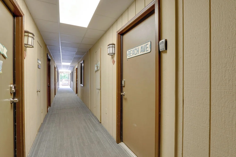 Steps to Beach, Coligny Plaza: Hilton Head Condo!
