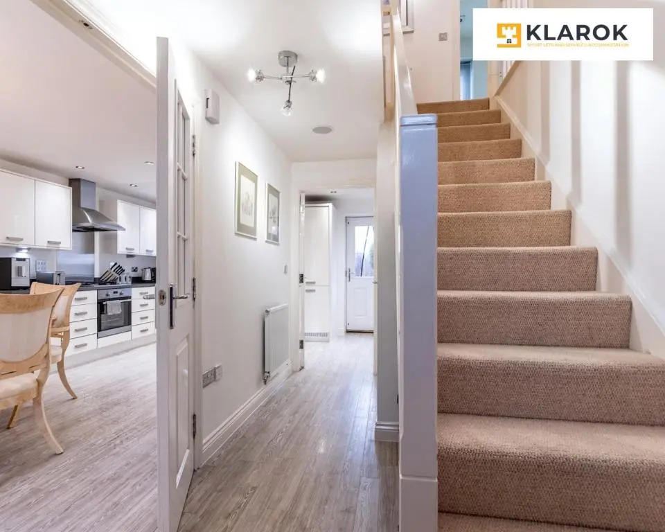 LONG STAYS 20pct OFF - LARGE 4BED-Pool Table & Parking By Klarok Short Lets & Serviced Accommodation