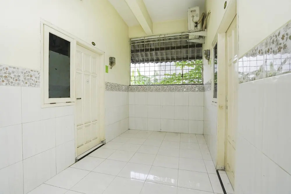 Oyo Life 2573 Griyo Kost Putra 205