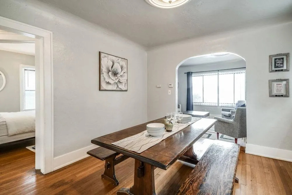 Shiny and comfortable Oakland House
