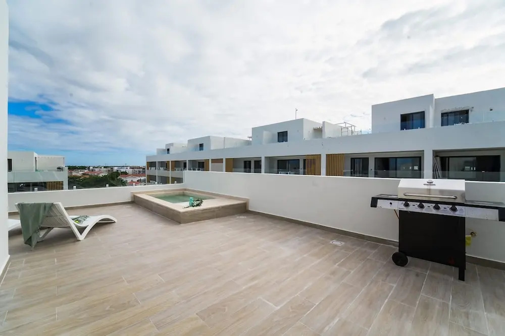 4 Bedroom Beach Penthouse w Private Rooftop