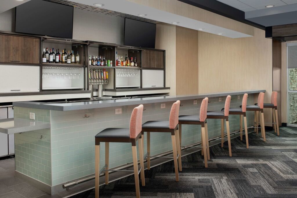 Hampton Inn & Suites Charlotte Airport Lake Pointe