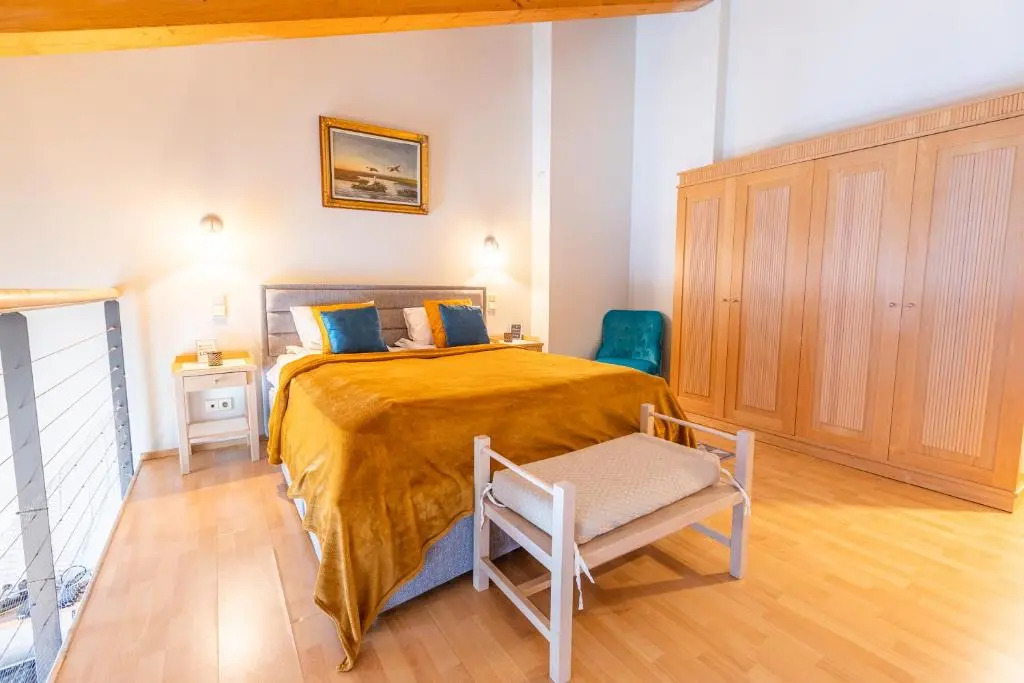 Daily Apartments - Split Level Apartment near Port