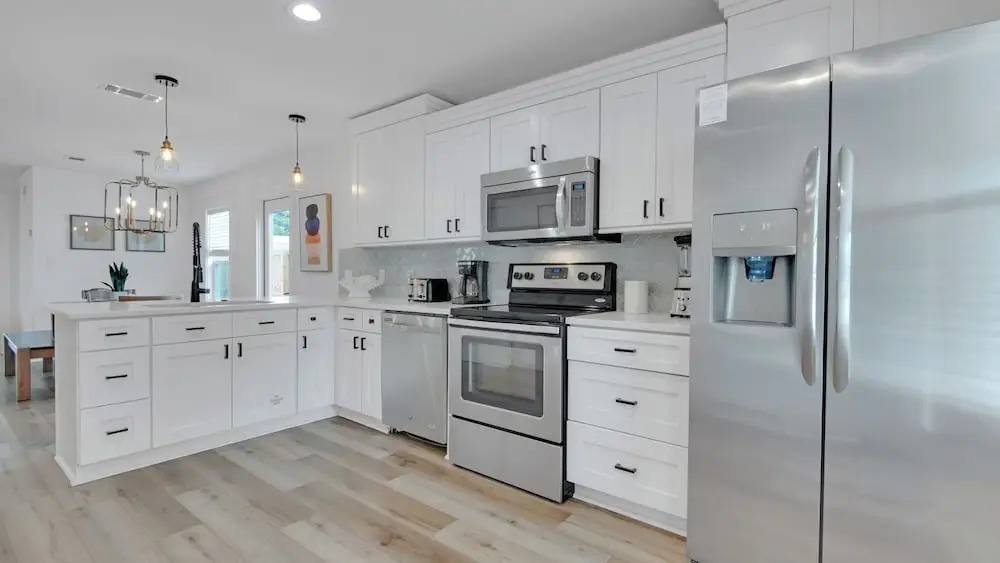 Fully Updated Beach Retreat; Minutes to Eastern Lake & Beaches