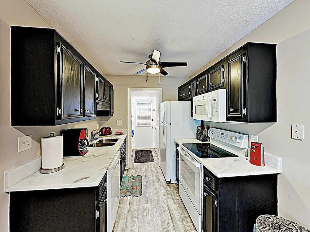 New Listing! Seawalk Condo W/ Pool, Near Beach Condo