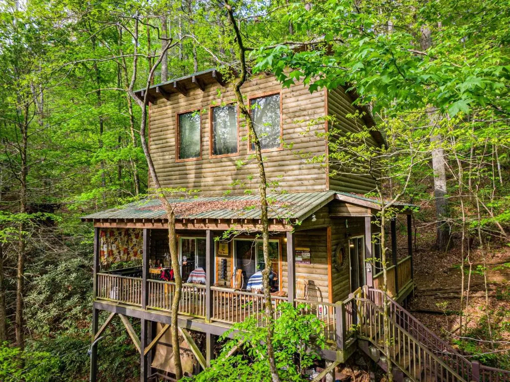 The TreeHouse - Rocking Chair Deck with Hot Tub below, Walking Distance to Downtown Helen, Sleeps 5