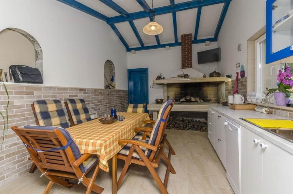 Apartment Lemar - parking and barbecue: A2 ANTIQUE Bol, Island Brac