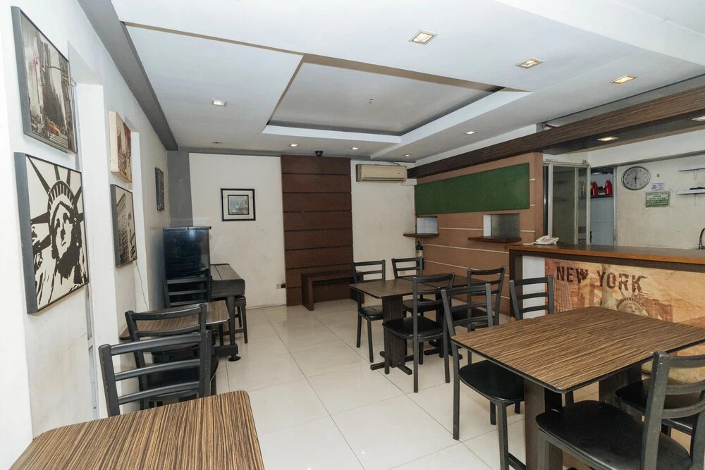 RedDoorz near Quezon City Circle
