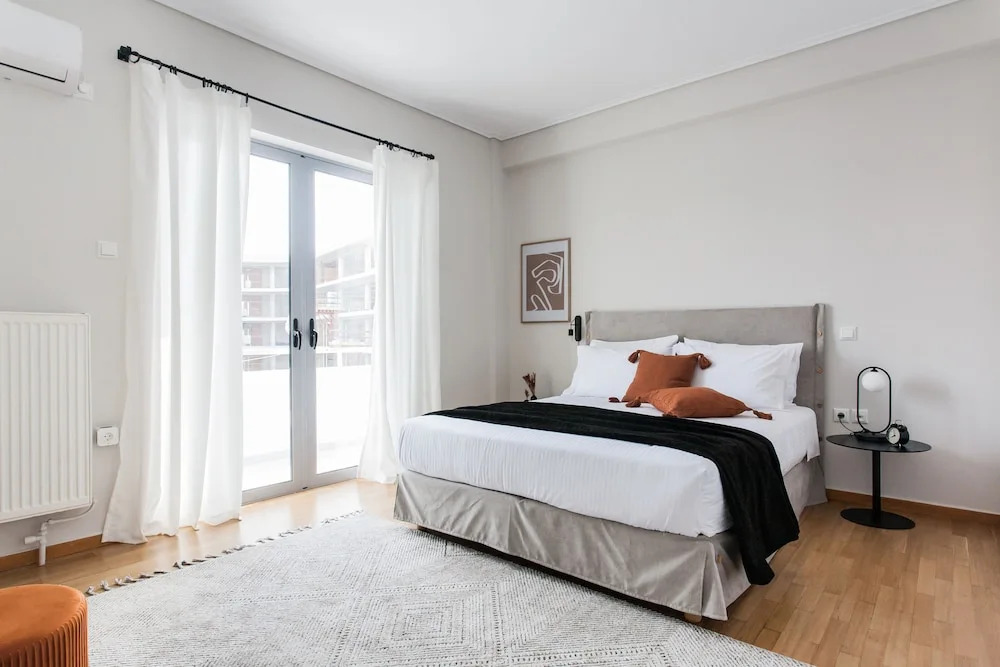 Spacious & Airy 1 Bedroom Apartment near HELEXPO