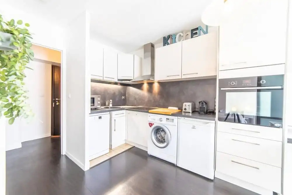 Revon Private Apartment Downtown