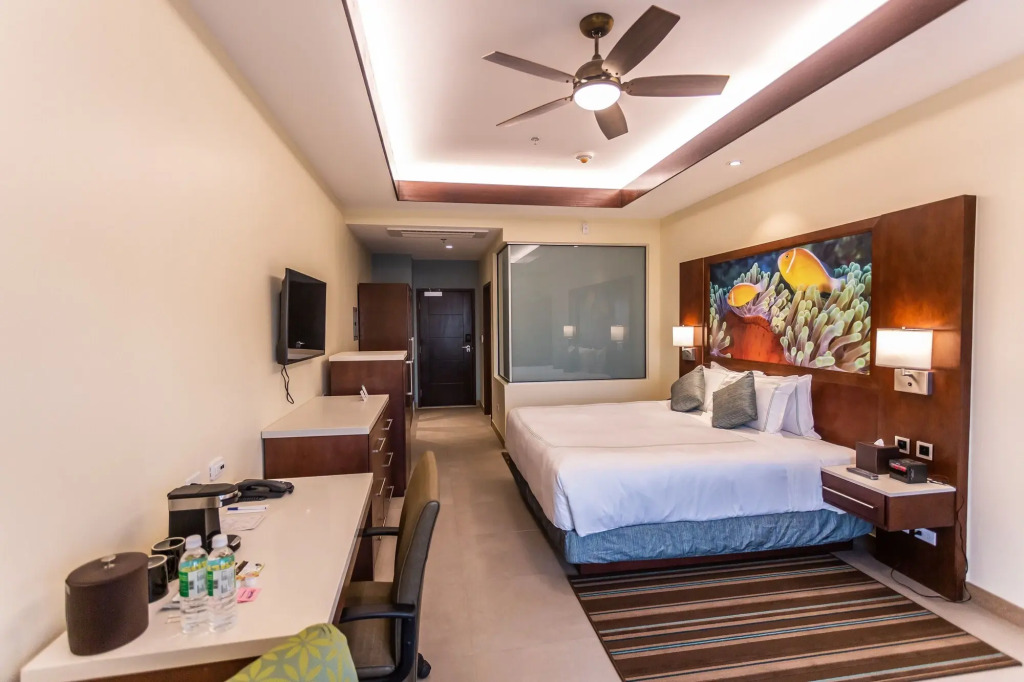 Surfrider Resort Hotel