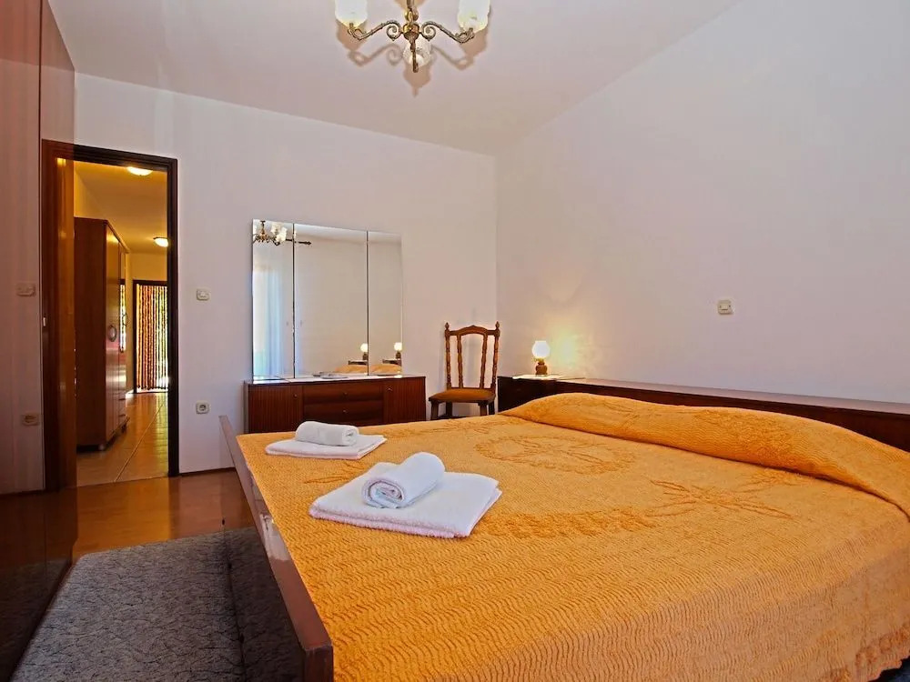 Apartment 1382