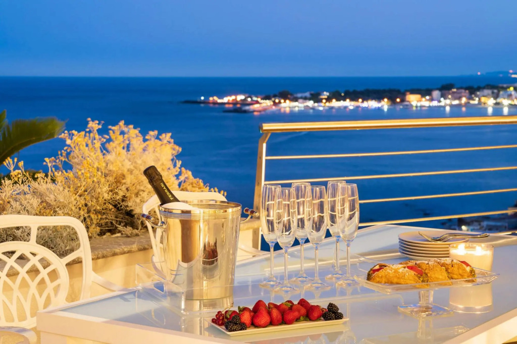 Luxury villa up to 20 guests near Taormina, 600 m from the next beach. Heated pool and wellness area-VILLA TAORMINA