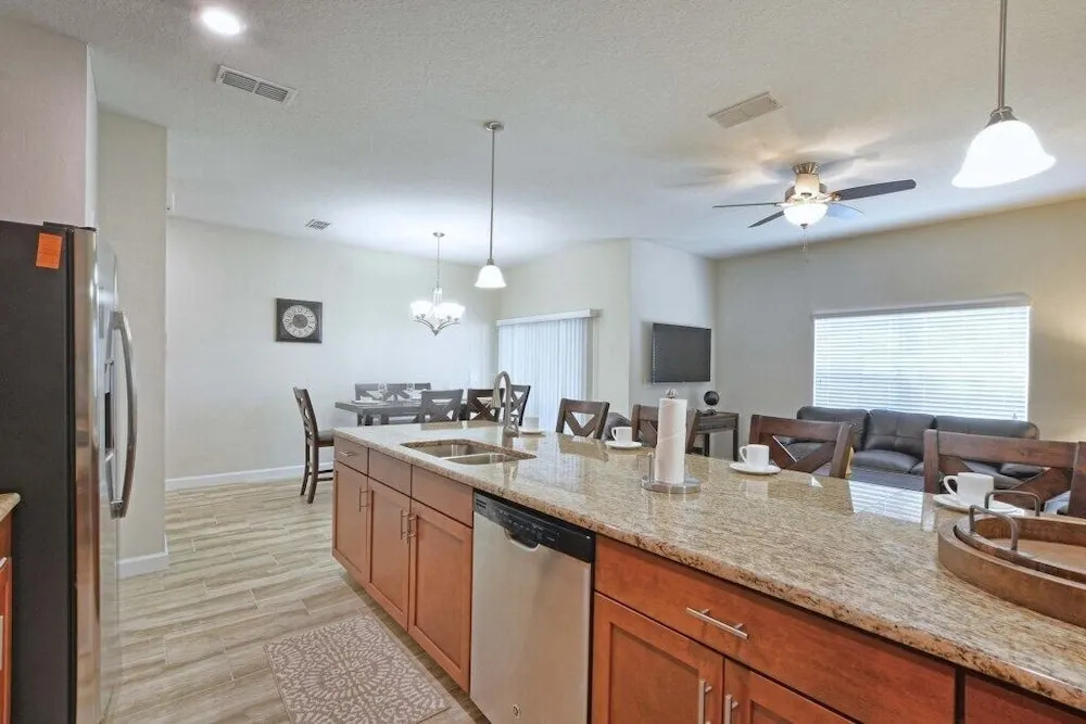 Storey Lake- 4 Bedroom Townhome W/spashpool-1619st Townhouse