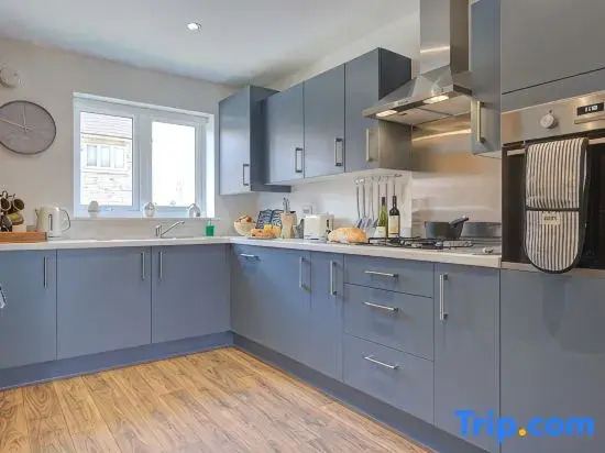 Sleeps 5 3 Bedroom House in Bourne with Parking