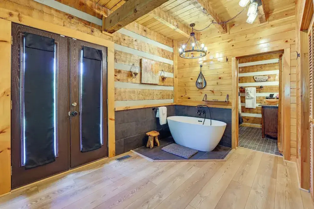 Mins to Dollywood: Boujee Bear Cabin w/ Hot Tub