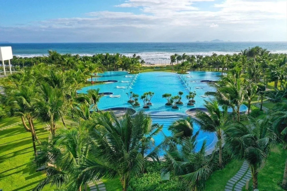Happy Beach Oceanview Arena Cam Ranh Condotel