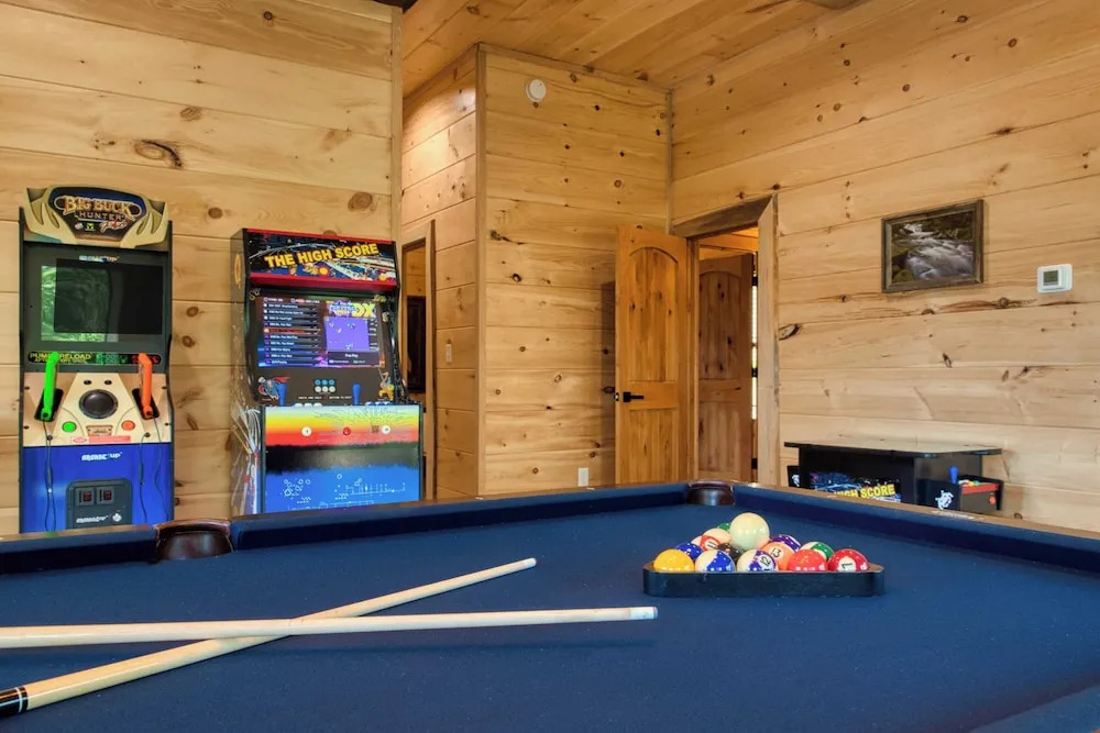 Birch Lodge by Avantstay Indoor Pool, Theater, Game Room & Stunning Views!