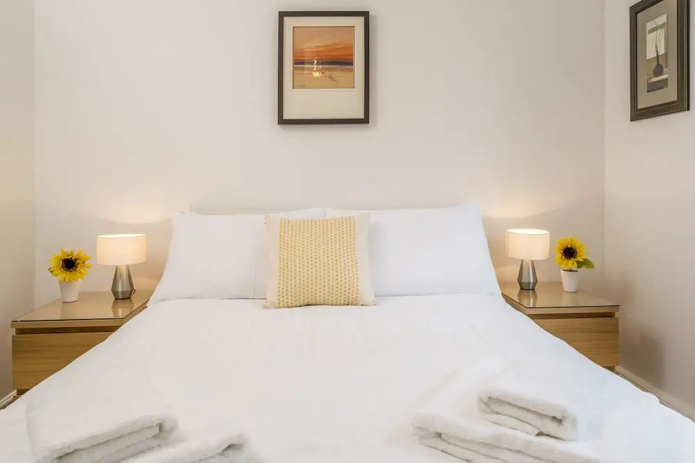 Sunny 2BR apt in the heart of Vauxhall, by subway