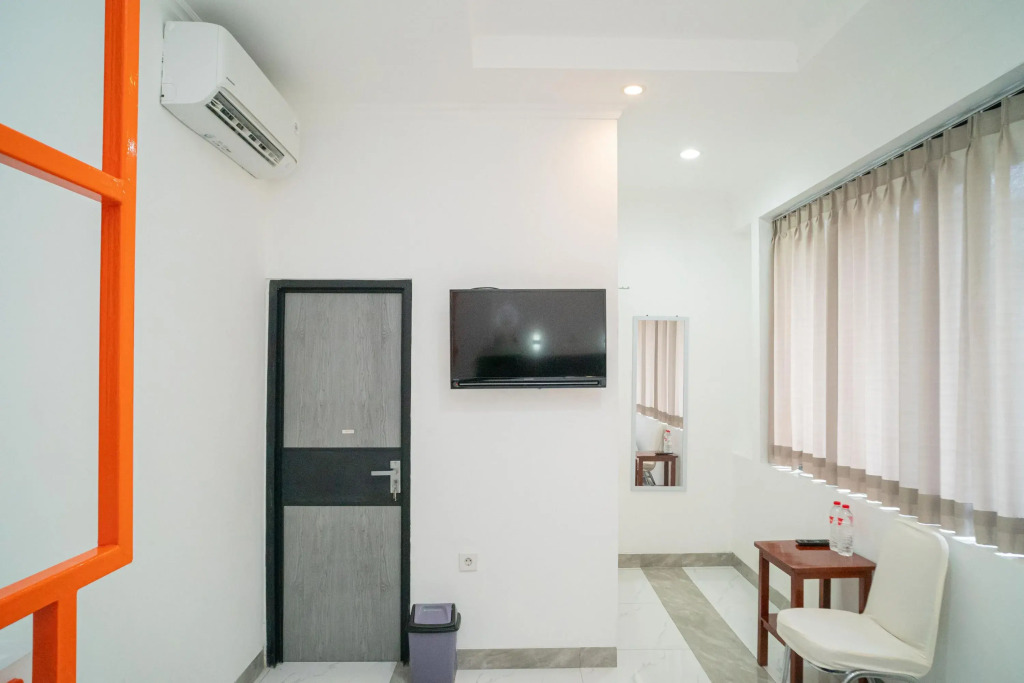 RedDoorz near Stasiun Senen