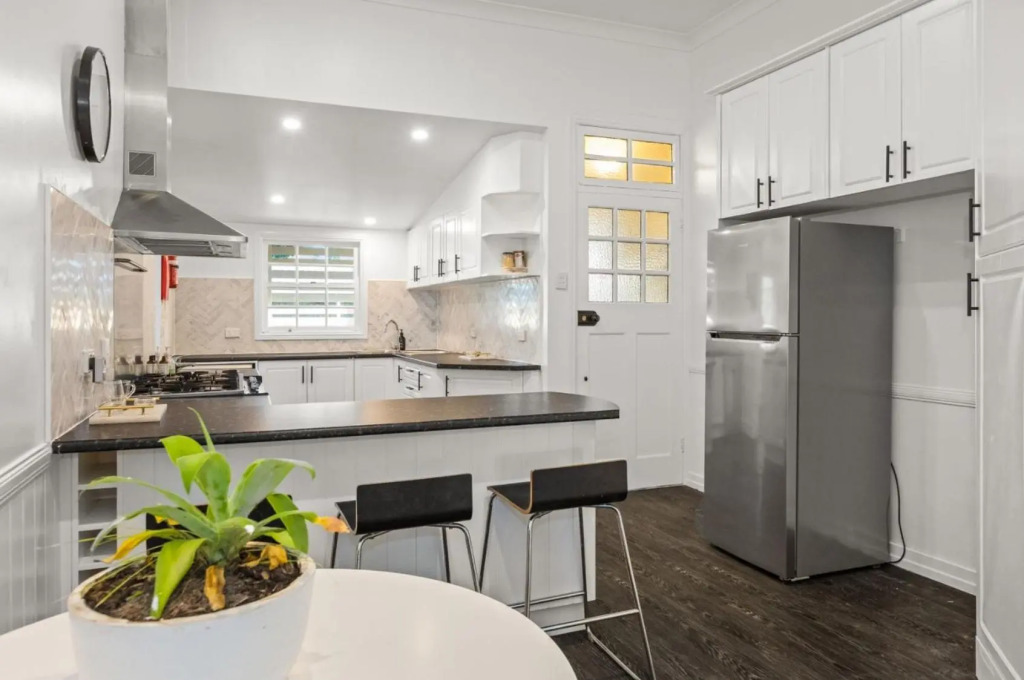 Urban Getaway Top Floor 4BR 4BA, AC, Sauna, Ipswich