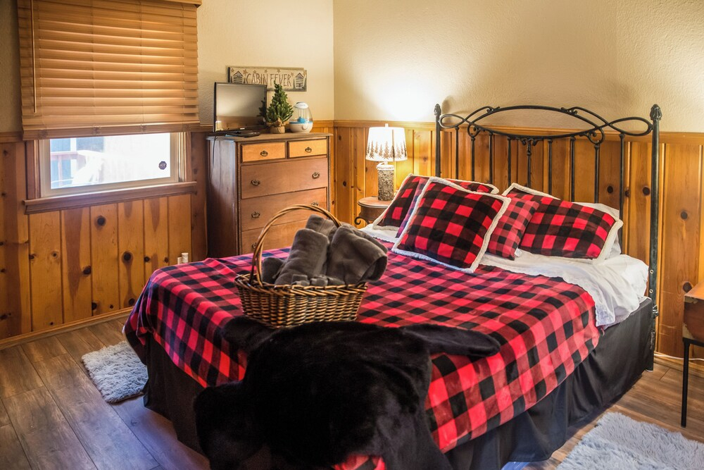 Crestline Cabin: Close to Lake Arrowhead & Skiing