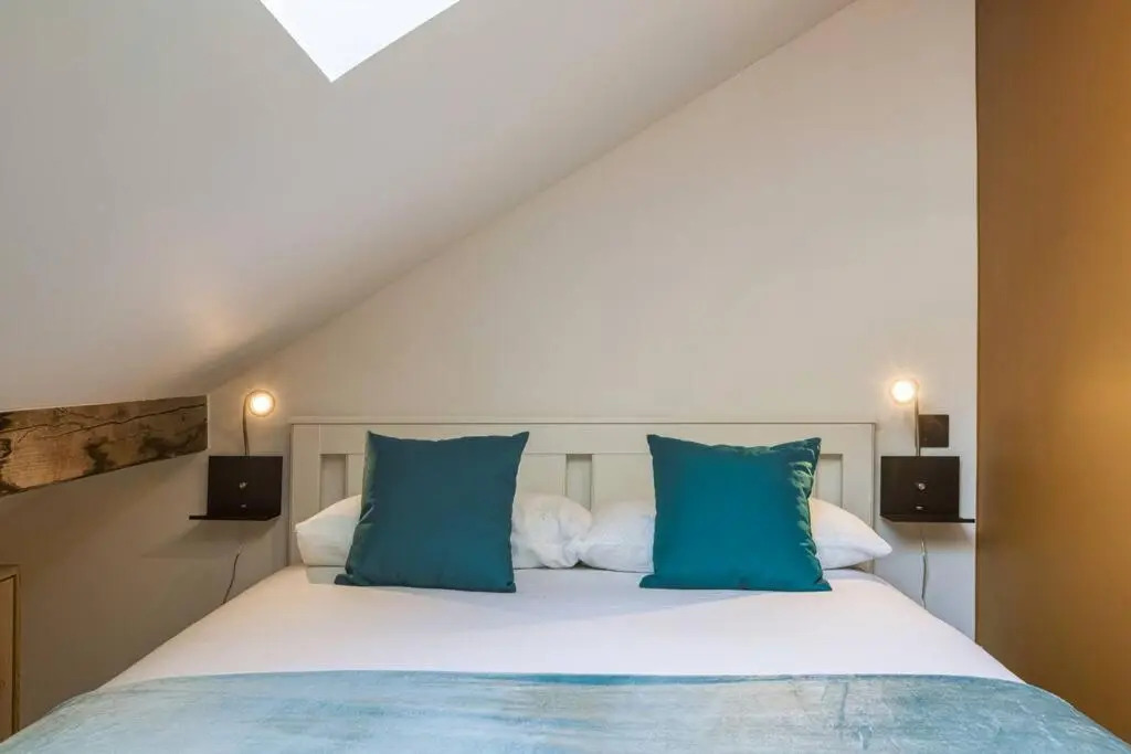 Chic 2BR in city center, next to Train Station
