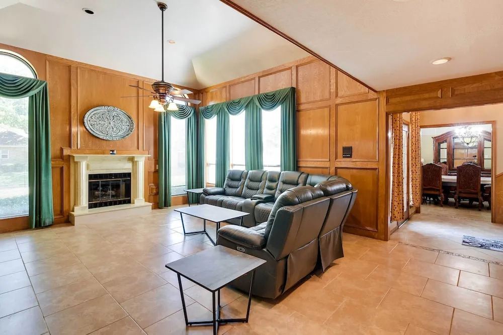 Expansive Home w/ Pool Table ~ 15 Mi to Galveston!