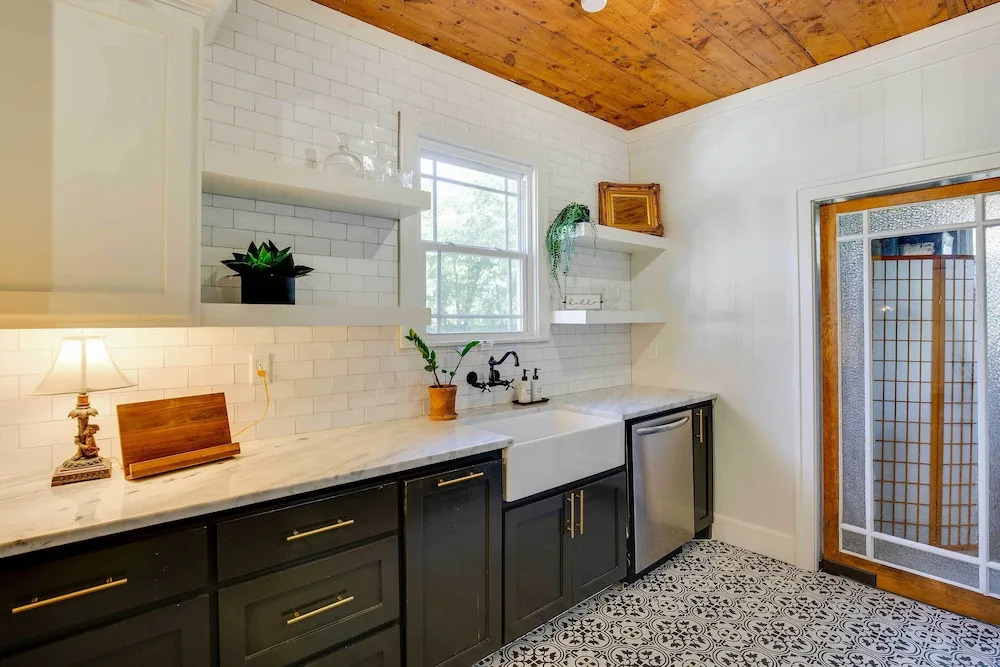 Walk to Dtwn: 'tyler Tudor' w/ Backyard