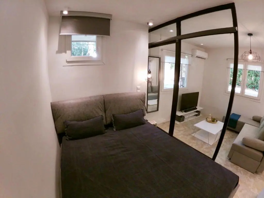 Renovated apartment in Kifissia Center near Metro G25