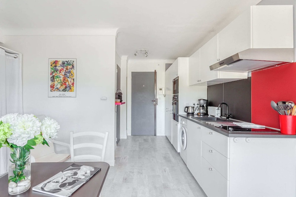 Charming Studio Apartment With Private Balcony in Cannes