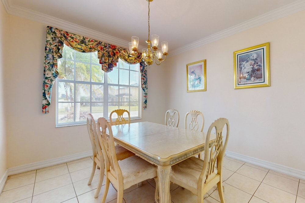 Easy-to-reach Home With Private Screened Pool, Lanai, & AC - Snowbird-friendly