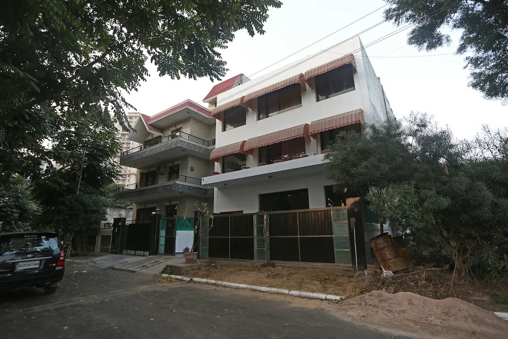 OYO 8337 DLF Phase 4