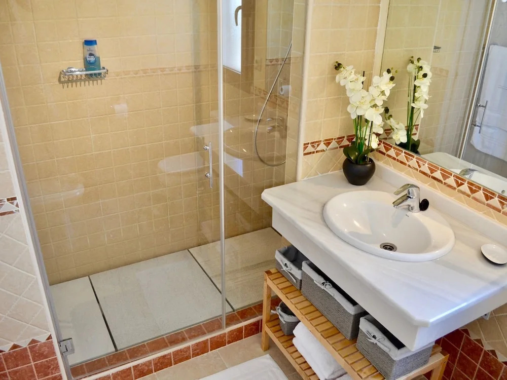 Luxury Apartment Surrounded by Several Golf Courses near Sea
