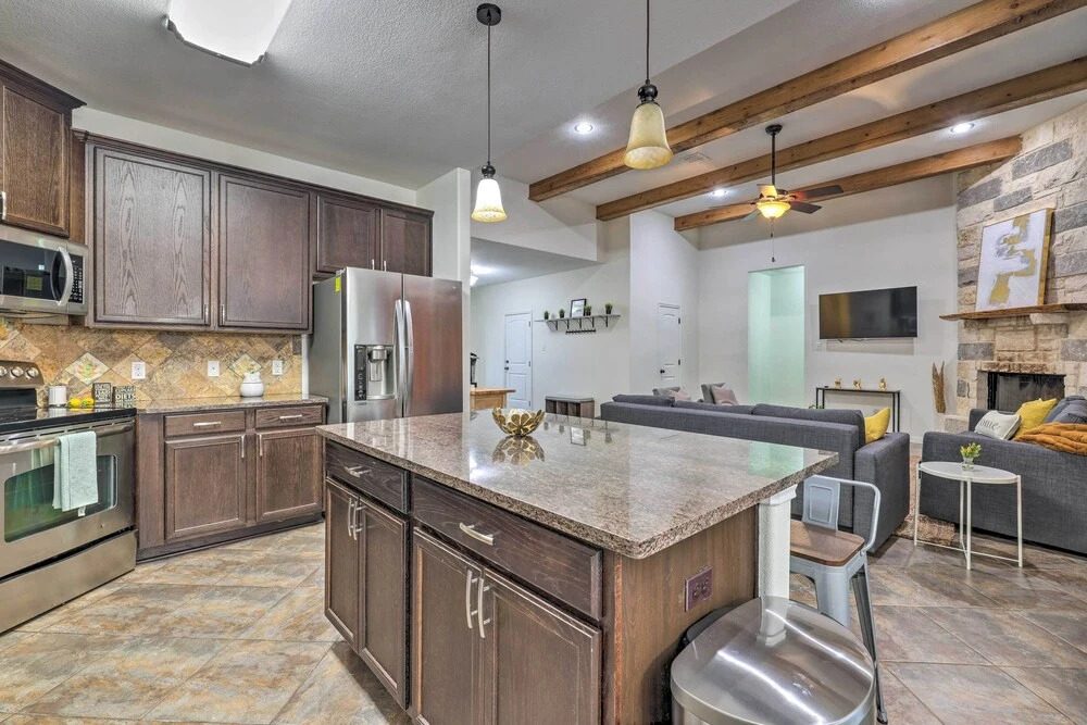 Gorgeous Luxury Home With Hot Tub Just 3 Miles to Dtwn