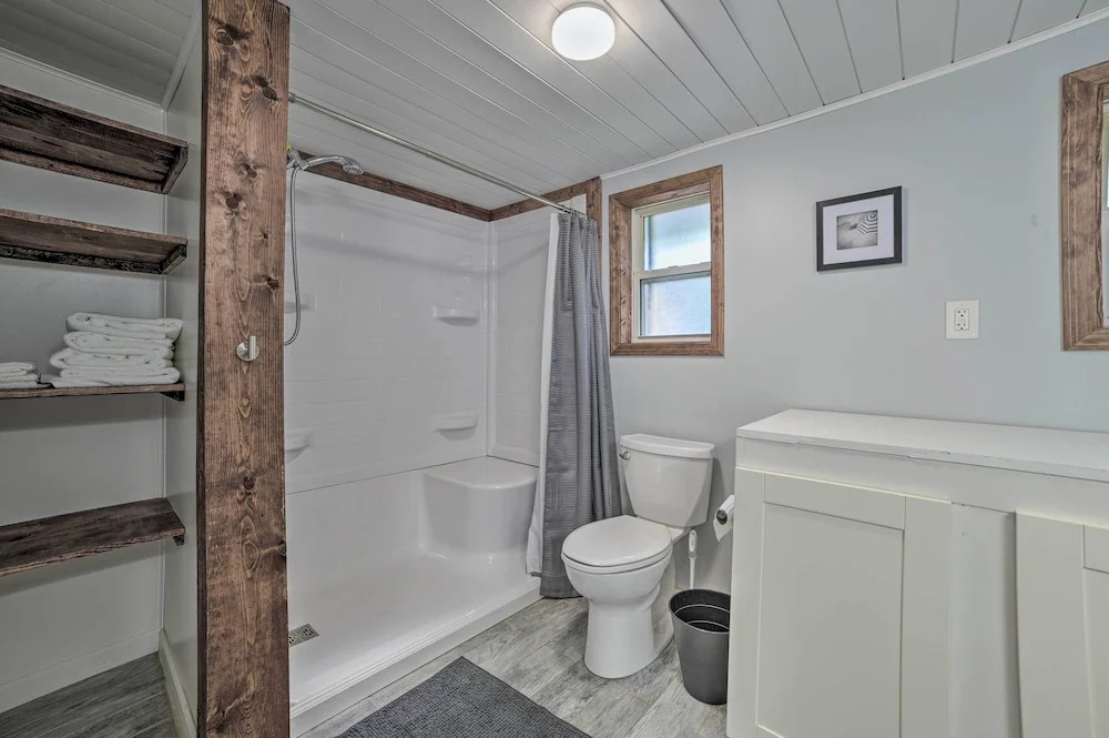 Prudenville Retreat w/ Yard ~ 1 Mi to Lake!