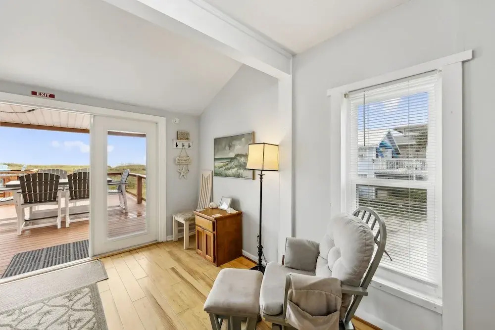 Spacious Beachfront Duplex - Top Floor - Dog Friendly 124 S Fletcher
