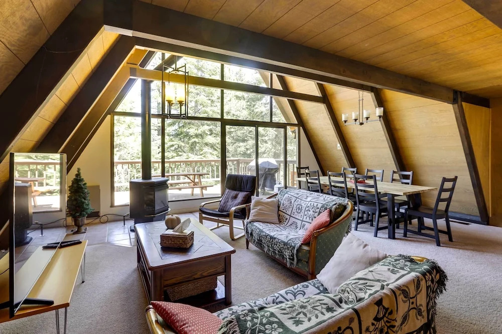 Spacious Cabin w/ Deck, < 3 Mi to Donner Lake