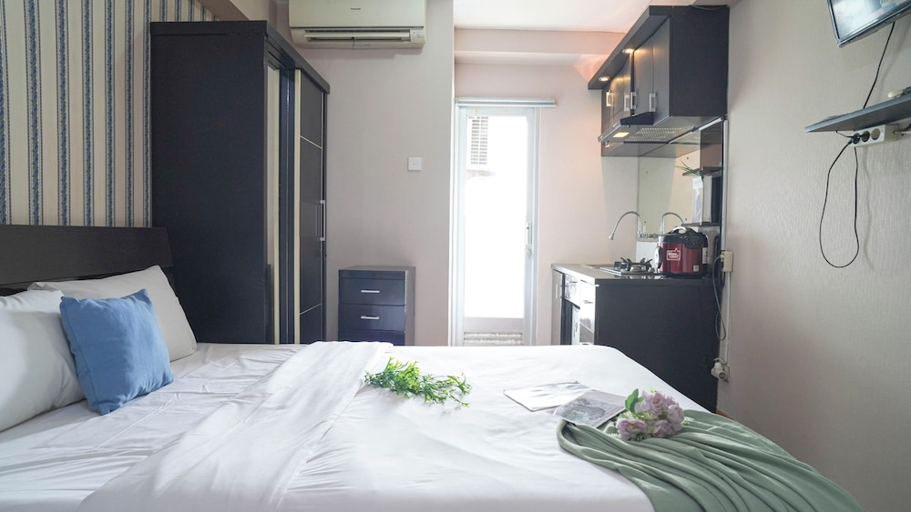 Studio Near Baywalk Mall At Apartment Green Bay Pluit