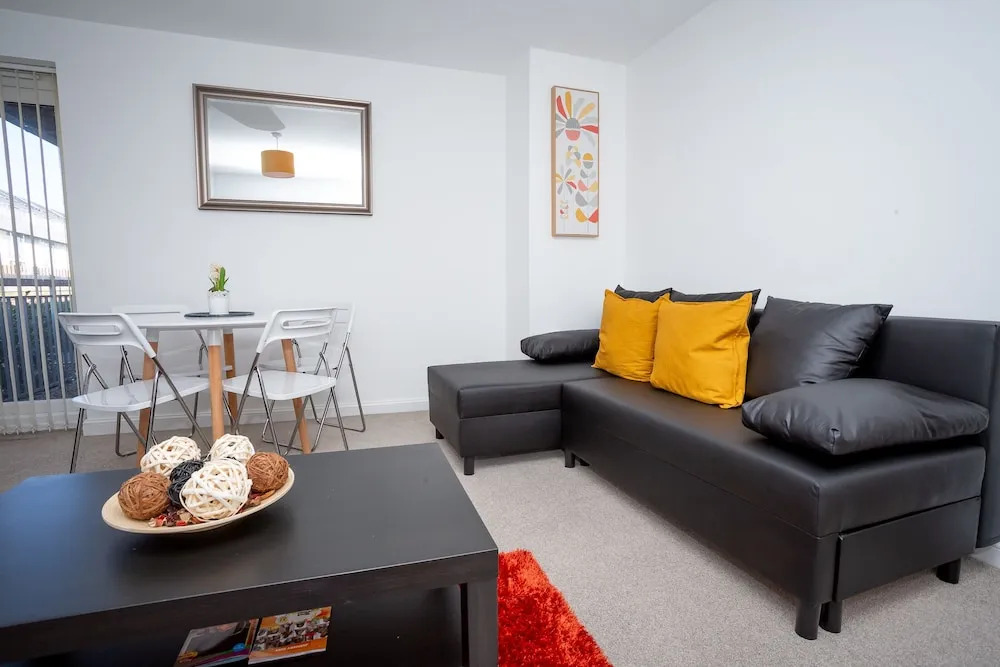 Chelsea Suites Central Milton Keynes - Sleeps 4